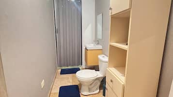 Douche, serviettes fournies, savon, papier toilette