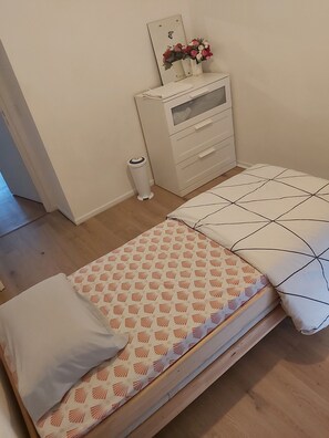 3 chambres, fer et planche à repasser, Wi-Fi, draps fournis