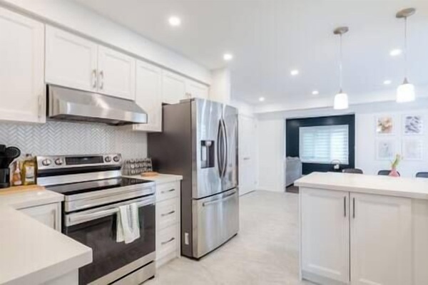 Een koelkast, een magnetron, een oven, een kookplaat