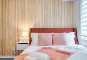 6 bedrooms, iron/ironing board, WiFi, bed sheets - Entire Home | Toronto Hub | Therma SPA | 12 Guests | Dagmar | Sports Arenas (Whitby)