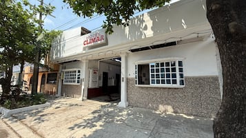 Vista frontal de la propiedad