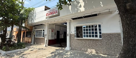 Vista frontal de la propiedad
