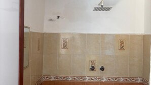 تجهيزات دش، مناشف، صابون، شامبو