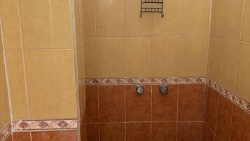 Regadera, toallas, jabón, shampoo