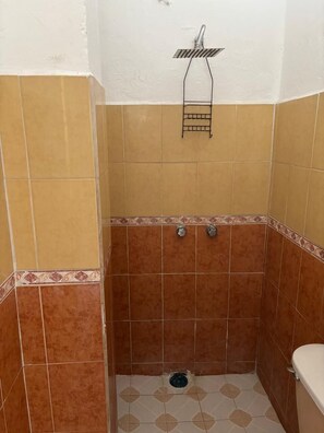 Sturta, handklæði, sápa, sjampó