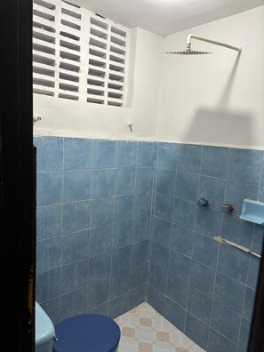 Shower, towels, soap, shampoo - Hotel Climar (Veracruz)