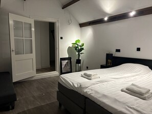 3 bedrooms, in-room safe, iron/ironing board, WiFi - Luxury 6 person apartment city center (Abcoude)