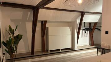3 bedrooms, in-room safe, iron/ironing board, WiFi