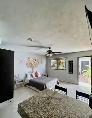 Studio | Màn/rèm cản sáng, phòng cách âm, bàn ủi/dụng cụ ủi quần áo 