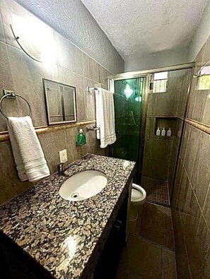 Căn hộ | Phòng tắm | Buồng tắm vòi sen, khăn tắm, xà phòng, dầu gội 