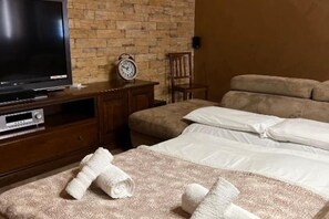 3 bedrooms, iron/ironing board, free WiFi, bed sheets