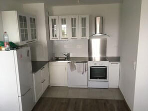 Oven, stovetop, dishwasher - Near Disney and La Vallée Village - Apt 2 bdrms with balcony - sleeps 8 (Serris)