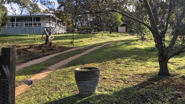 A grassy area with a path leading to a house. - Havana Villa MALDON (Maldon)