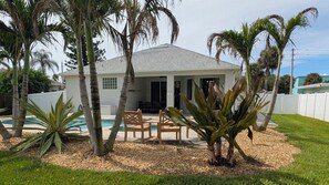 Back Yard - Hibiscus Hideaway: Pool, Spa & Steps to the beach (Cocoa Beach)