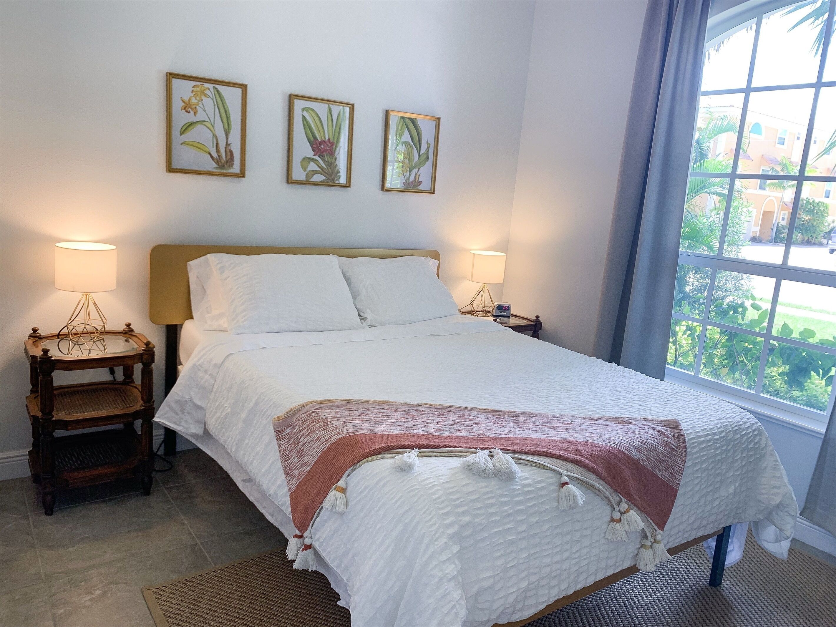 3 quartos, ferros/tábuas de passar roupa, berço de viagem