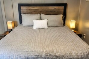 3 bedrooms, iron/ironing board, WiFi, bed sheets - Tranquil Lakeside Retreat on Freighter's Bay in Paradise, Michigan (Paradise)
