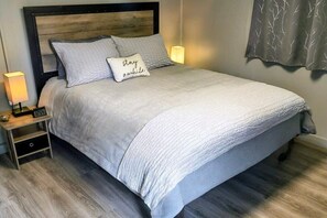 3 bedrooms, iron/ironing board, WiFi, bed sheets - Tranquil Lakeside Retreat on Freighter's Bay in Paradise, Michigan (Paradise)