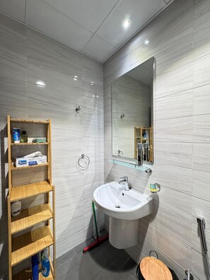 Designertoiletartikler, hårtørrer, hjemmesko, bidet