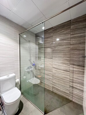 Designer toiletartikelen, een haardroger, pantoffels, een bidet