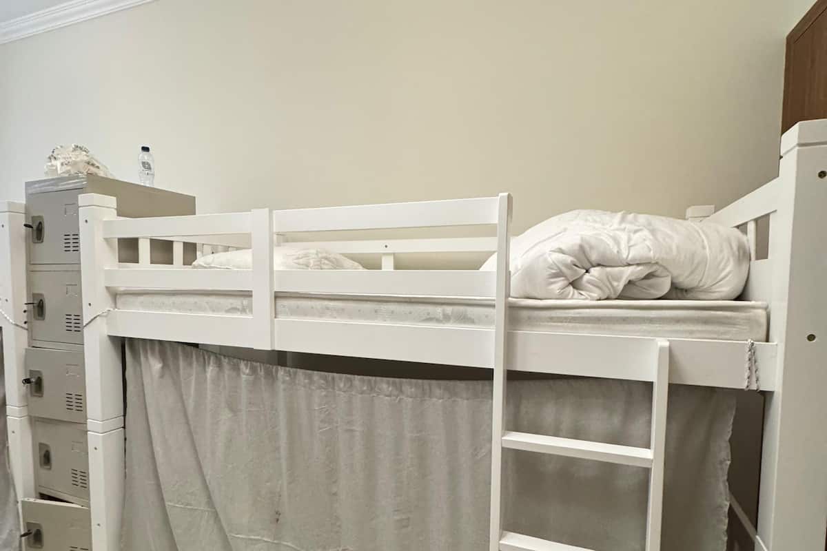 Biancheria da letto ipoallergenica, una scrivania, ferro/asse da stiro