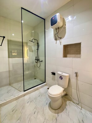 Douche, serviettes fournies, savon, papier toilette