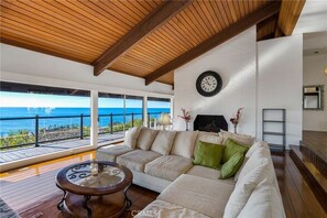 Smart TV, chimenea, reproductor de DVD, mesa de ping pong