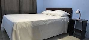 3 bedrooms, WiFi, bed sheets - Lodging Casas Sol (chilmate)