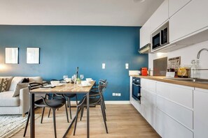 Refrigerador, microondas, horno y cafetera y tetera 