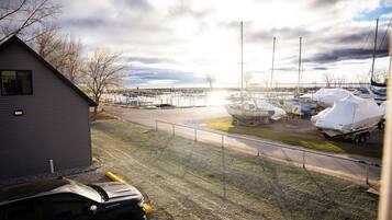 Un port de plaisance avec des bateaux amarrés, une remorque et un bâtiment.