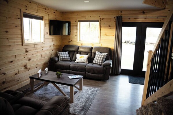 TV - Newly Built - Saginaw Bay Reel Adventure (Linwood)