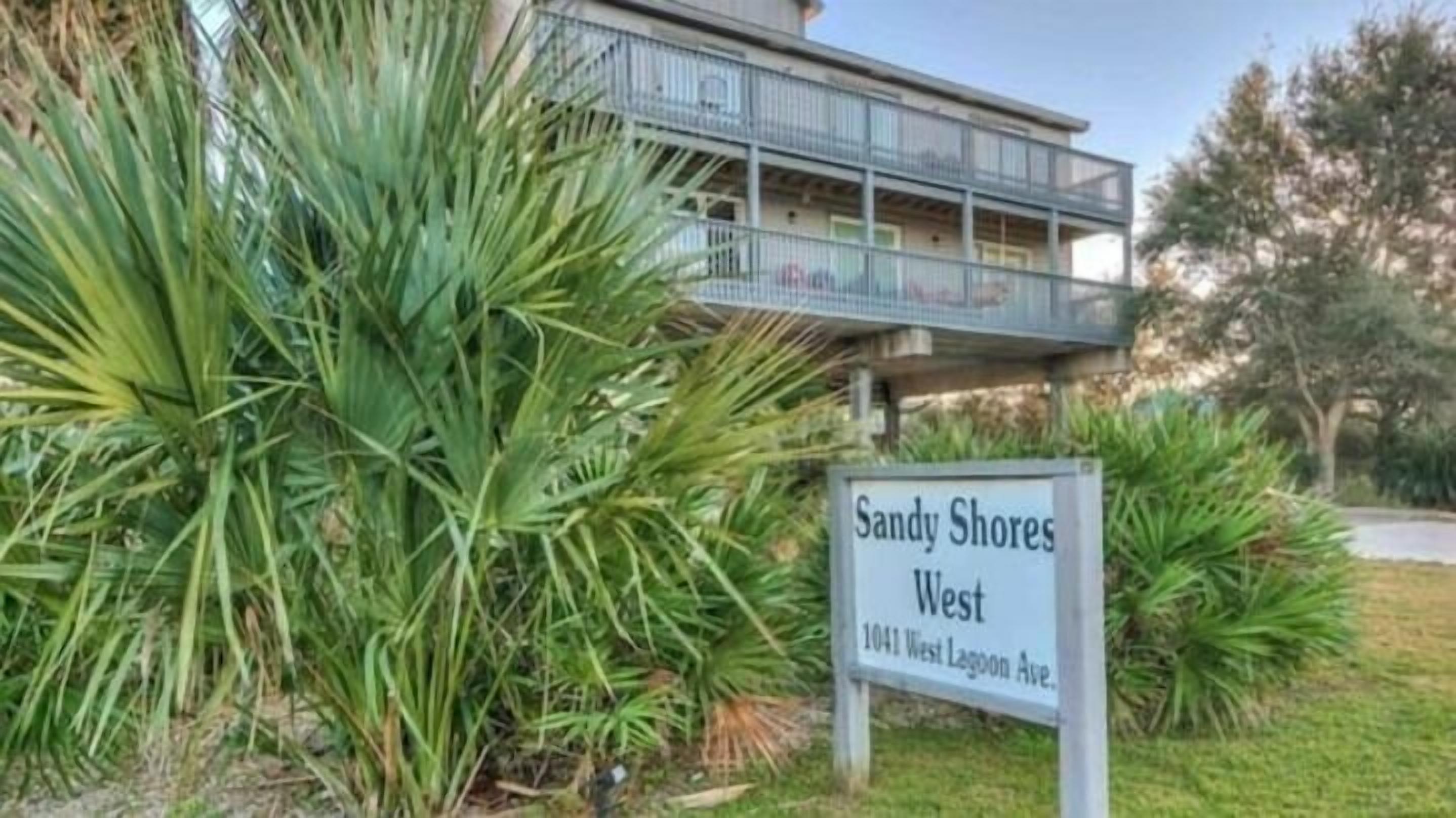 Un panneau indiquant l’emplacement de Sandy Shores West, au 1041, avenue West Lagoon.