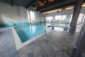 Una piscina cubierta, una piscina climatizada