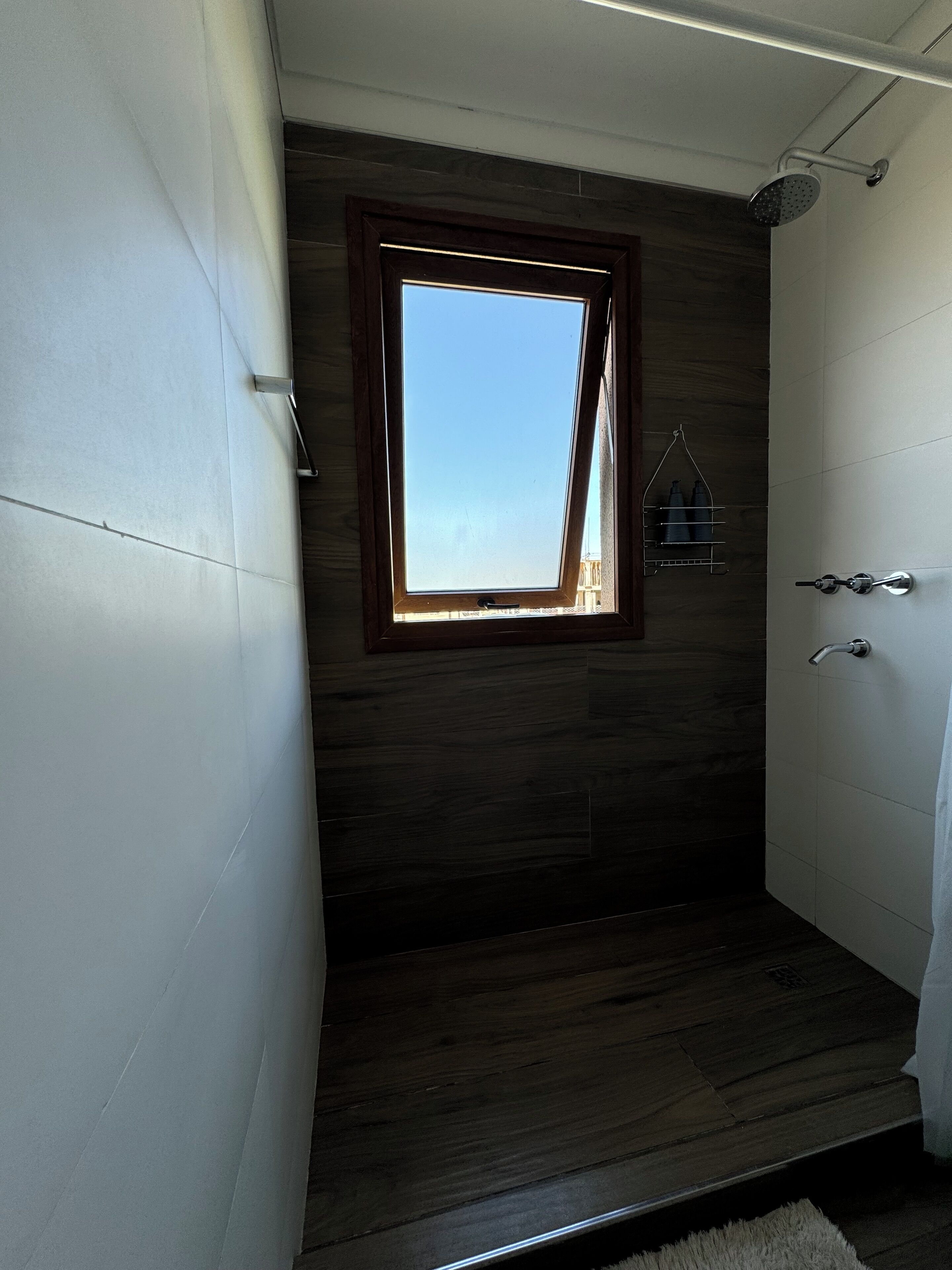 Articles de toilette gratuits, sèche-cheveux, serviettes fournies, savon