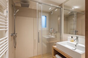 Dusche, kostenlose Toilettenartikel, Haartrockner, Handtücher