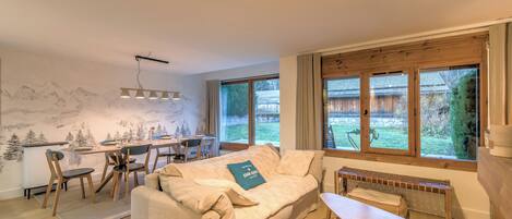 Fernseher, Kamin, Bücher