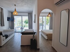 Superior Suite, Non Smoking - Helios | Wohnbereich | 32-Zoll-Smart-TV mit Digitalempfang