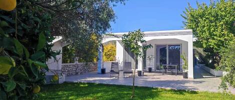 Superior Suite, Non Smoking - Helios | 露台/庭院