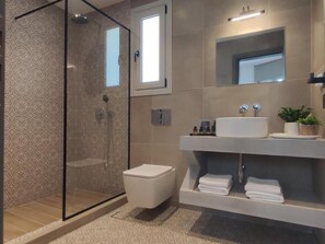 Superior Suite, Non Smoking - Phos | Salle de bain | Douche, douche à « effet pluie », articles de toilette de luxe