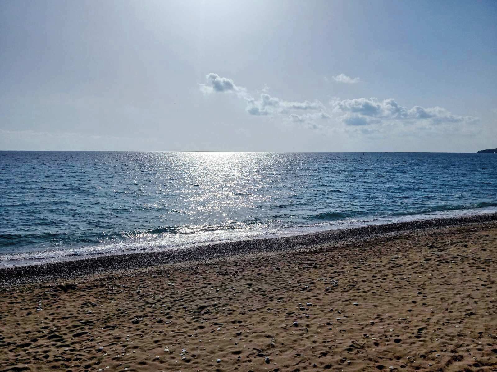 Ranta lähistöllä, aurinkovarjoja, rantapyyhkeitä