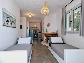 Superior Suite, Non Smoking - Helios | Wohnbereich | 32-Zoll-Smart-TV mit Digitalempfang