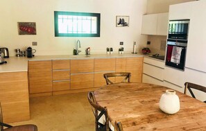 Réfrigérateur, micro-ondes, plaque de cuisson, lave-vaisselle