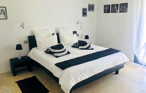 3 室のベッドルーム、旅行��用ベビーベッド、WiFi (無料)、ベッドシーツ