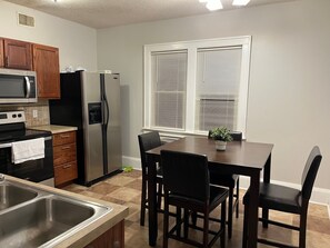 Frigorífico, microondas, horno y placa de cocina