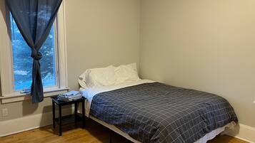 2 bedrooms, desk, WiFi, bed sheets