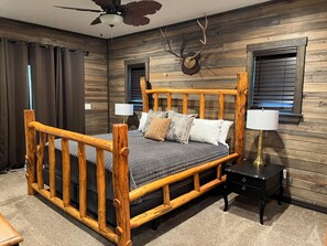 4 bedrooms, free WiFi, bed sheets - Forest Seclusion Sleeping 10.  Hot Tub, Pets, WIFI and Geothermal Pool Access! (Garden Valley)