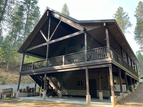 Forest Seclusion Sleeping 10.  Hot Tub, Pets, WIFI and Geothermal Pool Access!