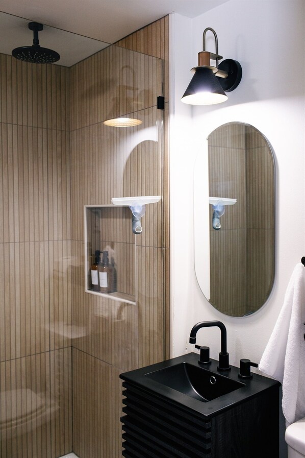 Douche, sèche-cheveux, serviettes fournies