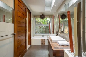 Shower, hair dryer, bidet, towels - Villa 500m2 with 14m Pool, BBQ, Pinball - Seminyak (Seminyak)