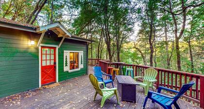 Dog-friendly cabin under towering redwoods w/expansive deck, bbq & hot tub