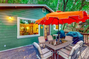 Outdoor dining - Dog-friendly cabin under towering redwoods w/expansive deck, bbq & hot tub (Forestville)